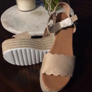 Shoes size 6.5 brand new- never been worn